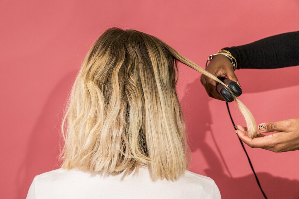 Duỗi tóc bao lâu thì gội đầu: Bạn đang gặp khó khăn trong việc chăm sóc tóc sau khi duỗi? Chúng tôi sẽ cùng bạn tìm hiểu và giải đáp thắc mắc về thời gian gội đầu, giúp cho việc duỗi tóc trở nên dễ dàng và tiện lợi hơn bao giờ hết.